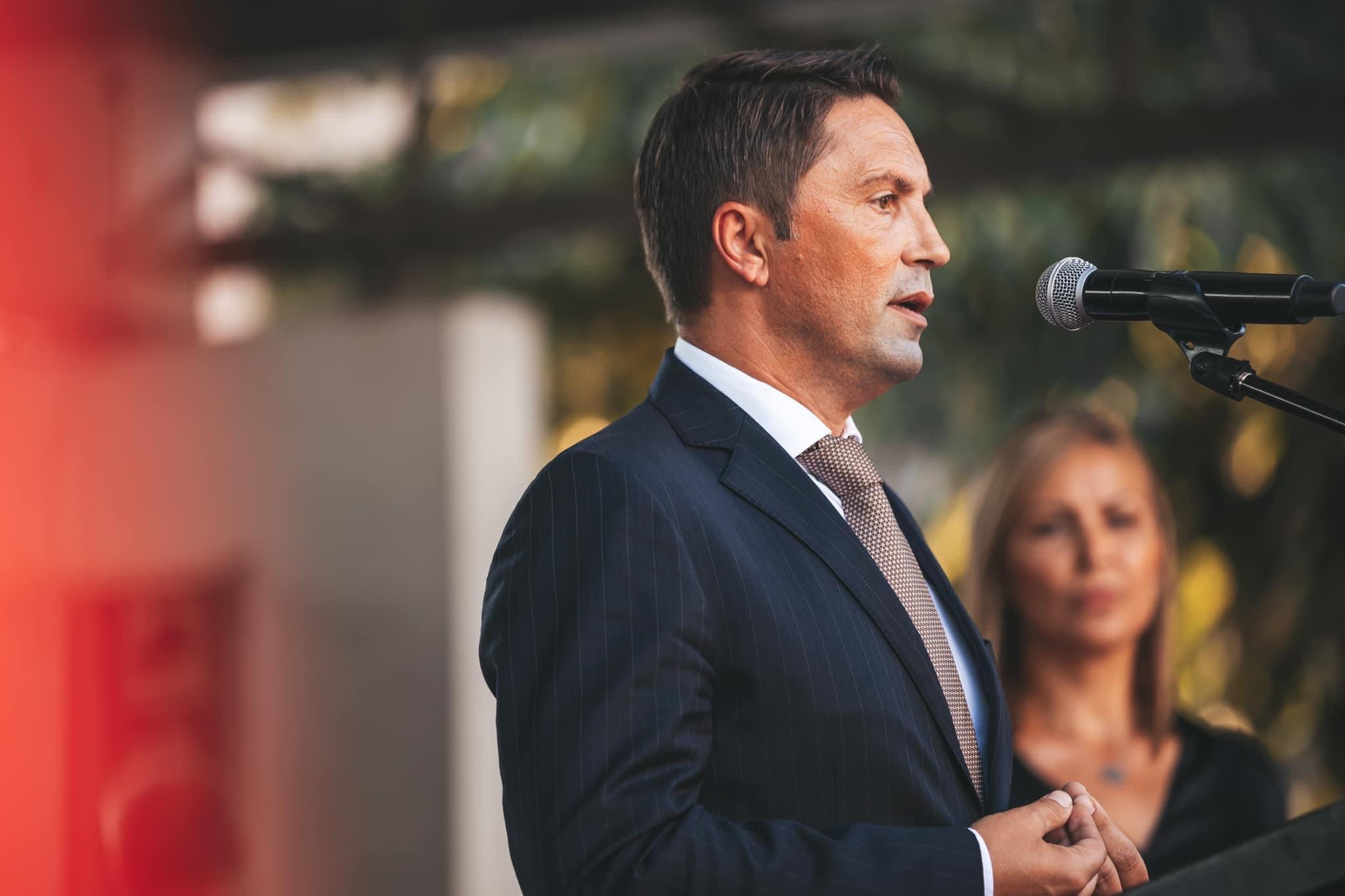 covjek stoji na bini i prica na mikrofon
